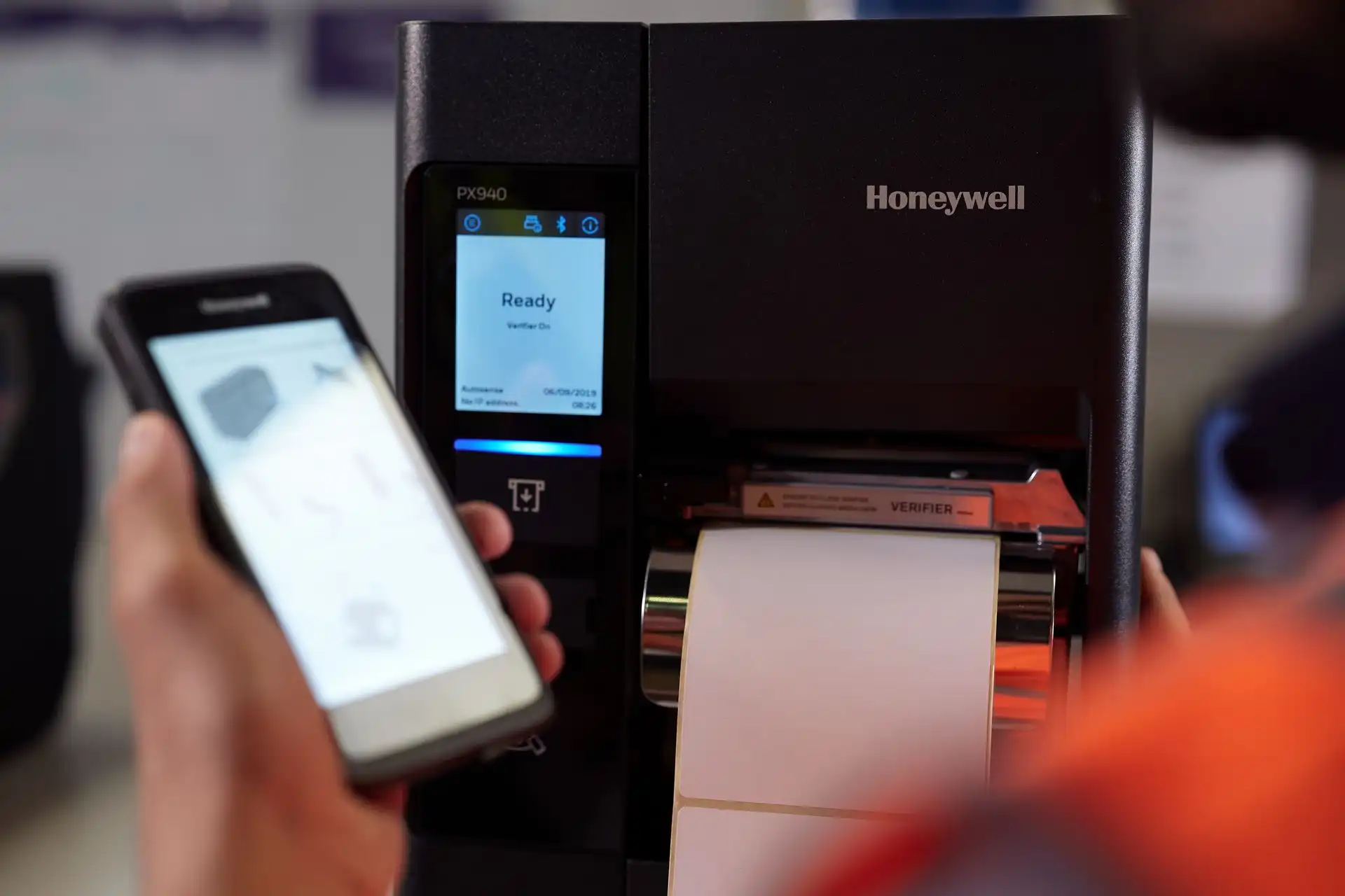 Egészségügyi dolgozó mobil eszközzel vonalkódot olvas gyógyszerazonosításhoz